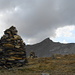 Blick über den riesigen Steinmann bei P. 2634 auf dem Südgrat des Haldensteiner Calanda zum Felsberger Calanda (2697 m) 
