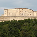 San Leo - Blick aus der Nähe der Kathedrale hinauf zur Festung. Seit dem 18. Jahrhundert diente diese auch als Gefängnis des Vatikan. Heute kann die Anlage als Museum besichtigt werden.