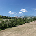 Bei Monte Cerignone - Ausblick über die Hügellandschaft des Montefeltro. Im Hintergrund ist der höchste Berg der Region zu sehen: der Monte Carpegna, das Ziel unserer heutigen Tour.