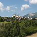Bei Monte Cerignone - Blick auf den Ort, der von einer Burg der Adelsfamilie Malatesta geprägt wird. Im Hintergrund ist der Monte Carpegna zu sehen.