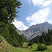 Hinter der Alp Sesvenna beginnt der immer steiler werdende Aufstieg am Rande der Fora da l'Aua.