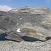 Laghit de Val Rossa (IV): Vom Grat des Piz de Val Rossa aus gesehen. Im Hintergrund: Einfach zugängliches Gelände zum Piz de la Lumbreida