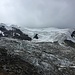 Blick vom Gletscherrand über den zerklüfteten Triftgletscher.