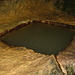 una sorta di altare in parte scavato per raccogliere l'acqua all'interno della grotta