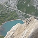 Tiefblick zum Sanetsch, das Asphaltband im Hintergrund markiert die beliebteste Route der Gegend