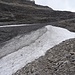 dieses steile, hartgefrorene Schneefeld querten wir sowohl im Auf- wie im Abstieg zum, vom, Pistentrassee zur Linken