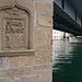Wappenrelief am ersten Brückenpfeiler der Rheinbrücke Kaiserstuhl: Inschrift- und Wappenrelief des Landvogts von Kaiserstuhl, Ludwig Tschudi (aus Glarus), von 1592 (Erbauungsjahr dieses Steinjoches).