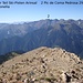 Vom Gipfel: Oberer Teil Ski-Pisten Arinsal, Pic de la Coma Pedrosa, Alpen und Seelein l'Angonella (Weg von Llorts aus)