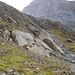 Markante Felsplatte schick umgangen (beim Abstieg zur Alp Oberfeld)