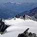 Ebenfalls begehrte Hochtourenziele: die Gipfel um das Gletscherbecken des Glacier de Moiry<br />Davor das Kecke Felstürmchen der "Zipfelmütze"