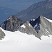 Scheint zu recht eine beliebte Einsteigertour zu sein: [http://www.hikr.org/tour/post67679.html Traverse Pointes de Mourti - Dent des Rosses]