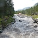 der Fluss "Baksan" führt sehr viel (Schmelz-) Wasser; ein reissender Fluss!