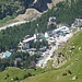 Tiefblick nach Azau (2350m), Talstation der Elbrus-Bahnen