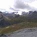 ganz links die Rötlspitze (3026m), daneben im Hintergrund König Ortler (3905m), ganz rechts im Mittelgrund der Monte Scorluzzo (3094m), links davon das Stilfser Joch