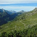 Der Krumbacher Höhenweg führt in leichtem Auf und Ab zur Mindelheimer Hütte, das Lechquellengebirge als Kulisse