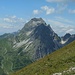 Beim Aufstieg am grasigen Südhang des Geißhorns hat man immer den markanten Widderstein im Blick. Rechts der schwierige Kleine Widderstein