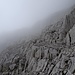 Der Schnauze nach und dem Gelände vertrauent gehts durch den dichten Nebel nun steil, aber mit festem Fels aufwärts.