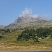 Blick von der Talstation der Diavolezza-LSB zum gestern begangenen Senda da Diavel am ENE-Grat des Munt Pers