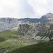 Kirchdachspitze herangezoomt, links das Padasterjoch; etwas oberhalb führt der Jubiläumssteig vorbei