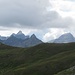 Im Abstieg beim Padasterjochhaus geben die Wolken doch noch den Gschnitzer und Pflerscher Tribulaun frei (rechte Bildhälfte)
