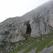 Beeindruckendes Höhlenportal am Weg