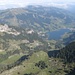 Tiefblick von der Spitzflue auf den Schwarzsee und die Schwybergkette.