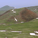 Im Aufstieg zum Azhdahak - Blick zum Uchtepe / Ուչտեպե (3.307 m). Bei genauem Hinsehen ist auf der Hochfläche auch eine größere Schafherde zu erkennen. Unsere Rückweg wird uns später "dort unten" entlang führen.