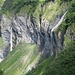 die beeindruckenden Wasserfälle des Plitschinabachs (links, 81m Höhe) und des Sässbachfalls (rechts, 86m Höhe)  - die Szenerie erinnert an Rivendell aus dem Herr der Ringe
