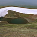 Im Aufstieg zum Azhdahak - Ausblick an der südwestlichen Vulkankuppe, aka Tar (3.530 m). Über den Kratersee geht der Blick etwa südwestwärts, wo die Landschaft im sommerlichen Dunst verschwindet.