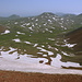 Im Aufstieg zum Azhdahak - Ausblick an der südwestlichen Vulkankuppe, aka Tar (3.530 m). Vorbei am Fuß des Azhdahak-Kegels geht der Blick etwa nordwärts zu weiteren Gipfeln des Gegham-Gebirges.