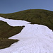 Im Aufstieg zum Azhdahak - Blick aus der Nähe des Sattels (ca. 3.470 m) auf den Schlussaufstieg. Der eigentliche Weg ist noch größtenteils von Schnee bedeckt und schwenkt in der linken Bildhälfte nach oben. Auf dem breiten Kraterrand geht's zum Schluss hinauf zum höchsten Punkt.