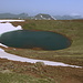 Azhdahak - Blick, unweit des Gipfels, in den Krater mit dem annähernd runden See.