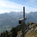 Gipfelkreuz des Chällihorns mit Gastlosen im Hintergrund