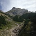 Der Felsvorsprung auf welchem die Augsburger Hütte steht wird links umgangen