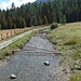 der künstliche 25 km lange Wasserkanal entlang der Hänge des Val d'Ayas