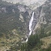 <b>In lontananza osservo una bellissima cascata di almeno 50 m di altezza, generata dal torrente Troncone, che precipita dal terrazzo che ospita l'Alpe Lombraoro. </b>