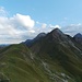 Auf der Jöchlspitze zeigen sich zwei der drei nächsten Ziele: die schuttige Ramstallspitze und die treffend benannte Rothornspitze