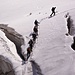 Seilschaft im Aufstieg von Stechelberg her auf dem Tschingelfirn. Das Durchkommen auf diesem Gletscher ist nicht das trivialste, dass es gibt.. Viele Spalten zieren gerade den Abschnitt bei der Hütte. 