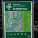 Überall stehen Infotafeln über das Schutzgebiet Ibergeregg