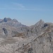 Blick vom Glatten Richtung Norden: Ortstock (rechts), Höchturm (2666m) und Glärnisch-Massiv (Mitte, max. 2914m)); links der Pfannenstock (2573m)
