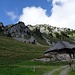 Alp Domere, mit hübschem Schindeldach - vor den Domereflüe