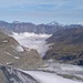 sehr unscharf. Im Norden (Frankreich) der Gletscher (Glacier de Rochemelon). Dichter Nebel im Vallée du Ribon, über das man ebenfalls aufsteigen kann, dann aber mit Gletscherbegehung