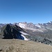 in der Mitte/Hintergrund die Becca de la Traversière (3337m) mit dem Ghiacciao di Golettaz, rechts im Hintergrund müsste die Aiguille de la Grande Sassière (3747m) sein, mutmaßlich höchster Wandergipfel der Alpen
