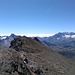 am Grat nach Südost zwei etwa gleich hohe Erhebungen die zum Mont Tout Blanc zählen; rechts die Levanna. Aus der Poebene strömen bereits die üblichen Wolken heran