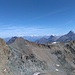 im Hintergrund links Grand Combin (4314m) rechts das Matterhorn (4477m)