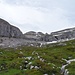 Die Steilstufe ins Felsgelände zeichnet sich ab. Im Hintergrund die Cima dell'Omet.