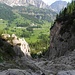Blick aus dem Steilaufschwung zum Val Mezdì ins Tal.