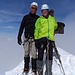 Tag 23: Geschafft! Am höchsten Punkt Österreichs lehnen wir entspannt am tiefverschneiten Gipfelkreuz!
