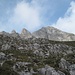 Blick zum deutlich niedrigeren Fuchskarspitze-Nordgipfel, zu dem inzwischen (neu !?) von nahe der Bockkarscharte sogar ein markierter Steig hinaufführt
