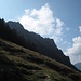 Abstieg zur Älpele Alpe, über der das Massiv mit beiden Gipfeln dunkel aufragt